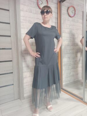 Стильное платье с плиссированным низом и сеточкой