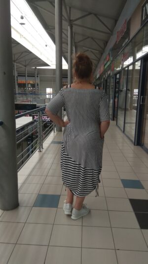 Стильное трикотажное платье в полоску с открытыми плечами и ярким принтом спередиMarissis