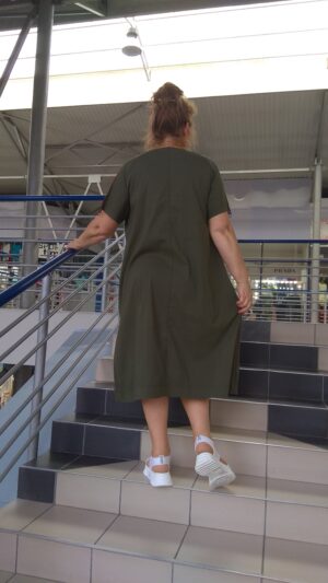 Платье хаки расширенное,средней длины с принтом.БЗЛ