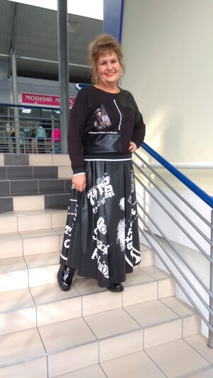 Чёрная юбка батальная серия из экокожи с белыми принтами