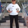 Белая кофточка с пуговками по бокам внизу.