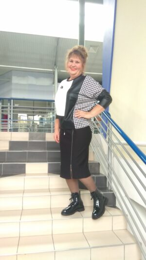 Юбка-карандаш с двумя молниями впереди.